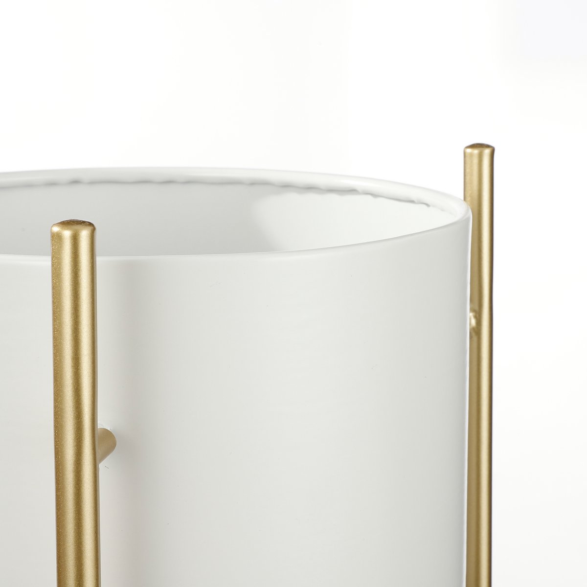 Handgemaakte witte planter op metalen stand