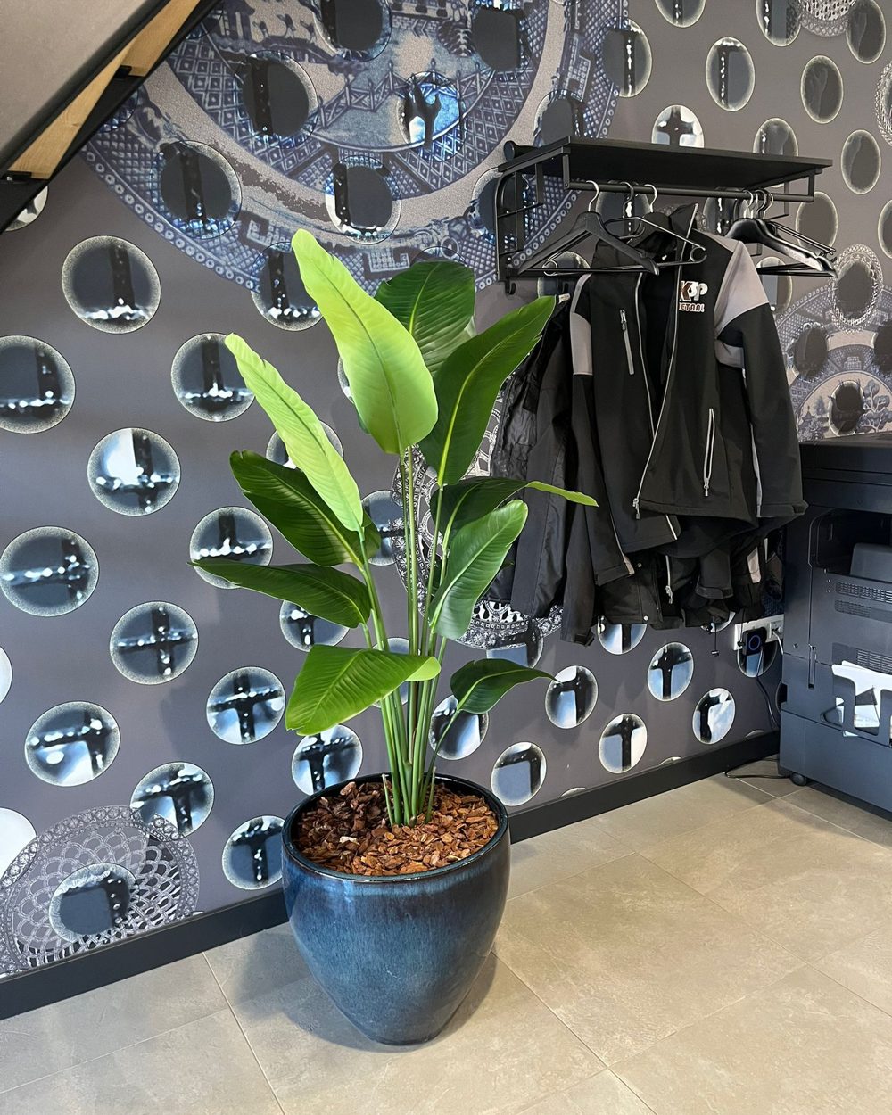 Kunstplant van NeverLeafs bij een klant aan de wand
