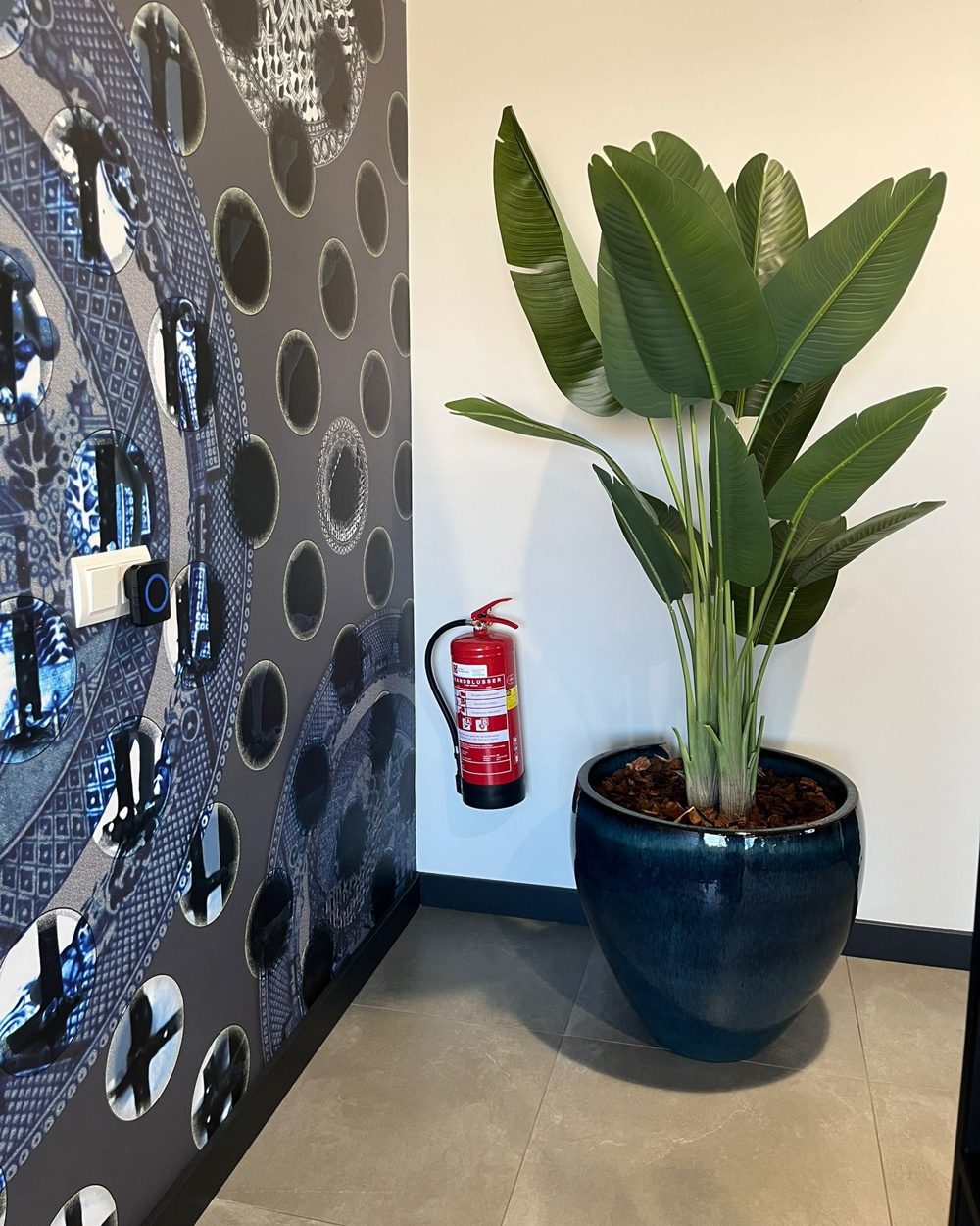 Kunstplant van NeverLeafs in een kantoorhoek